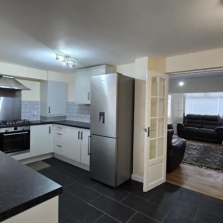 Entire Three Bedroom House In Apartment