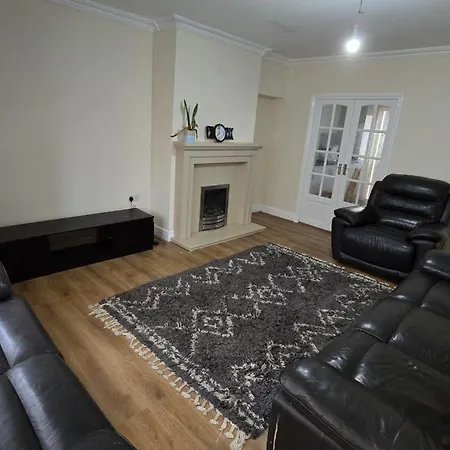 Apartment Entire Three Bedroom House In Birmingham