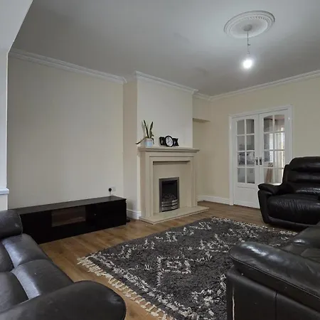 Apartment Entire Three Bedroom House In *