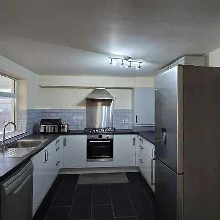 Apartment Entire Three Bedroom House In